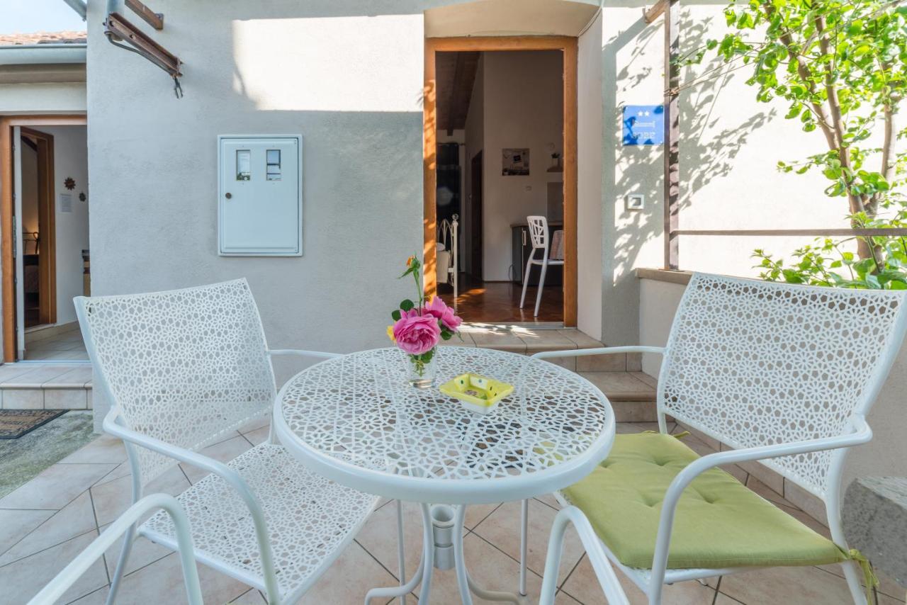Apartmani Bugenvilija Brbinj Exterior foto